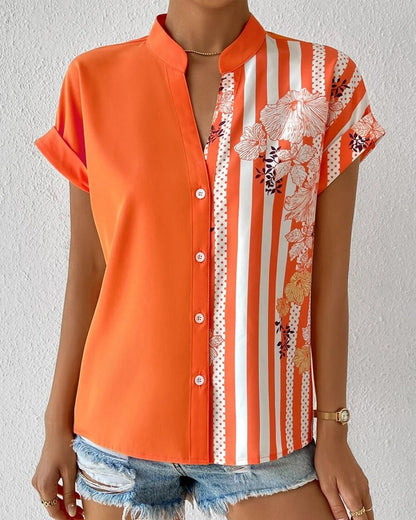 Andrea® | Blusa con estampado floral, botones y mangas cortas