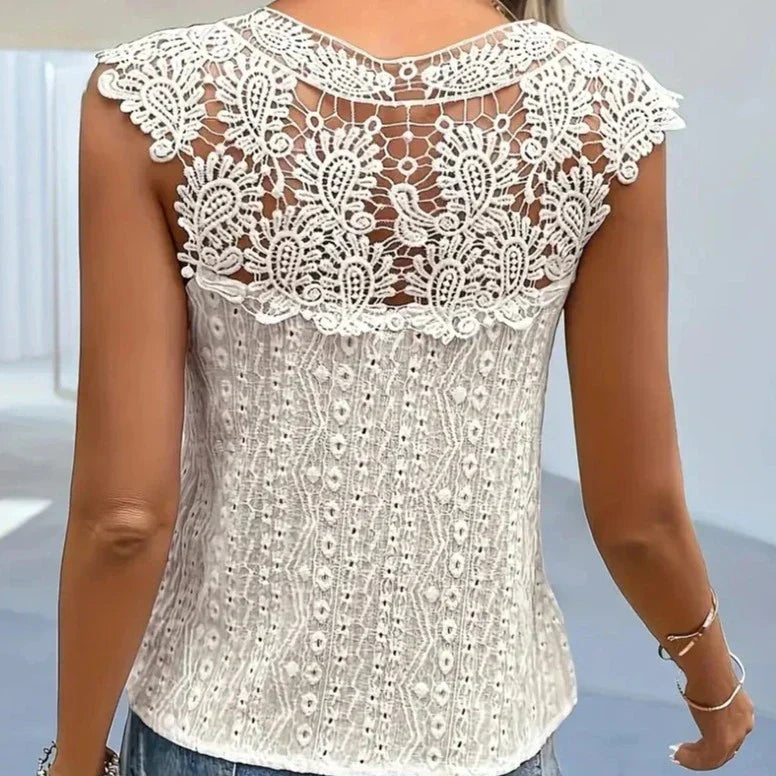 Victoria® | Blusa con detalle de encaje